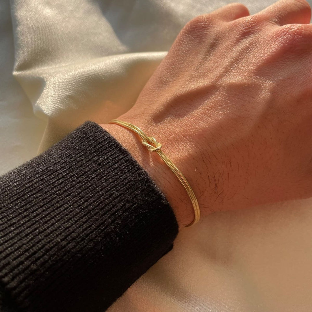 Vaella | Stylish Love Knot Bracelet