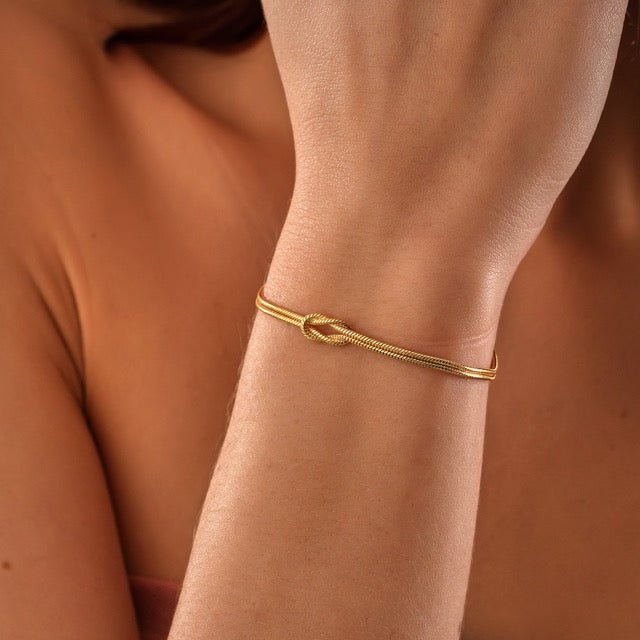 Vaella | Stylish Love Knot Bracelet