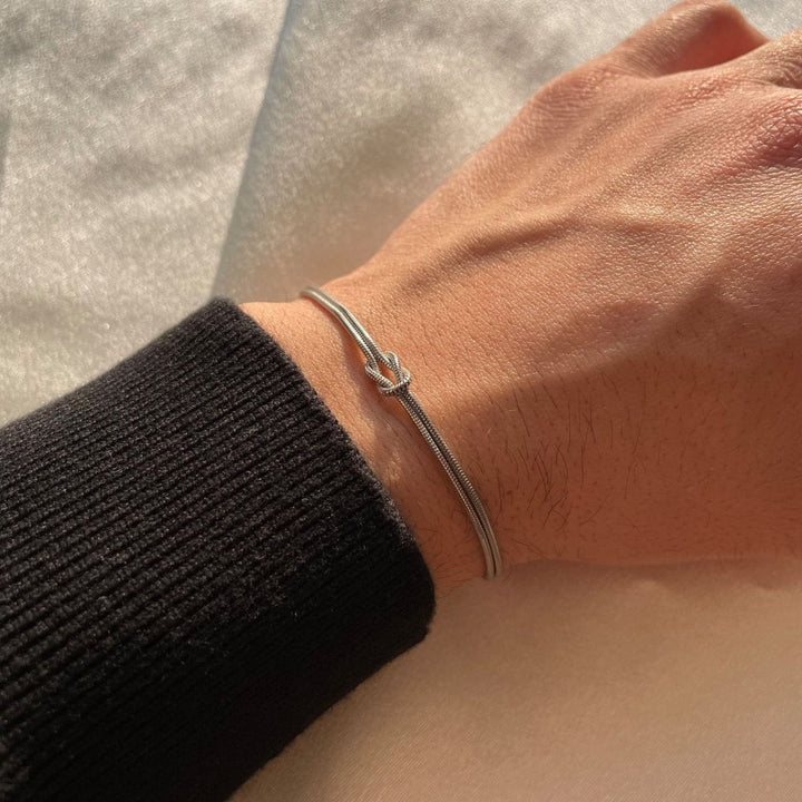 Vaella | Stylish Love Knot Bracelet