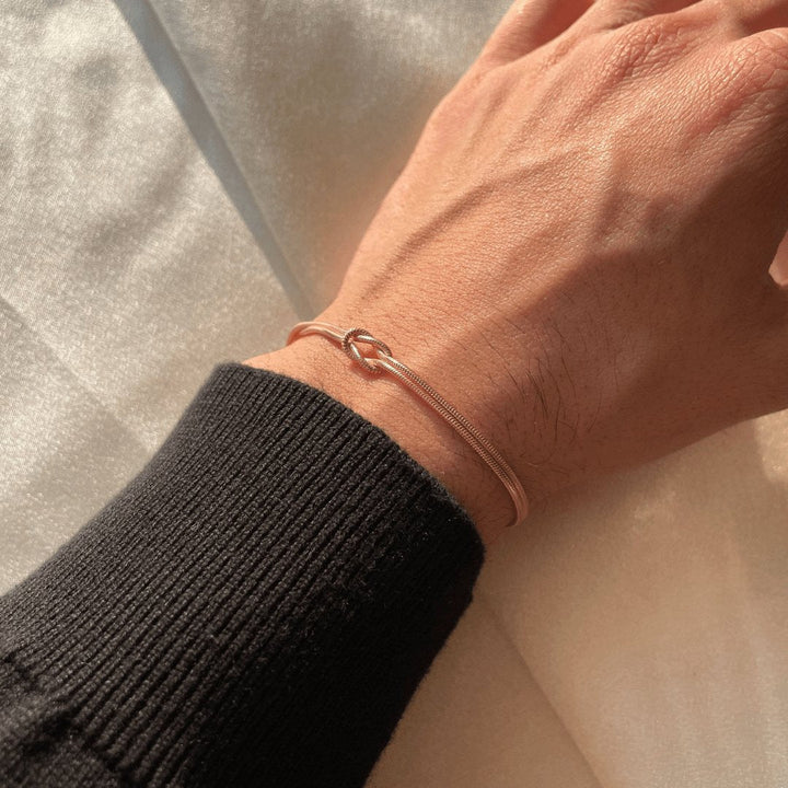 Vaella | Stylish Love Knot Bracelet